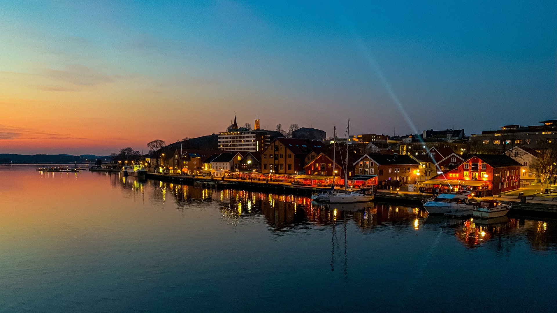 vakker solnedgang ved havnen i tønsberg
